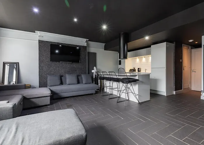 Swan Street Suite Sleeps 23