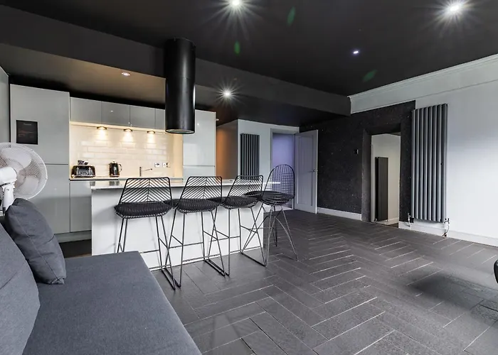 Swan Street Suite Sleeps 23